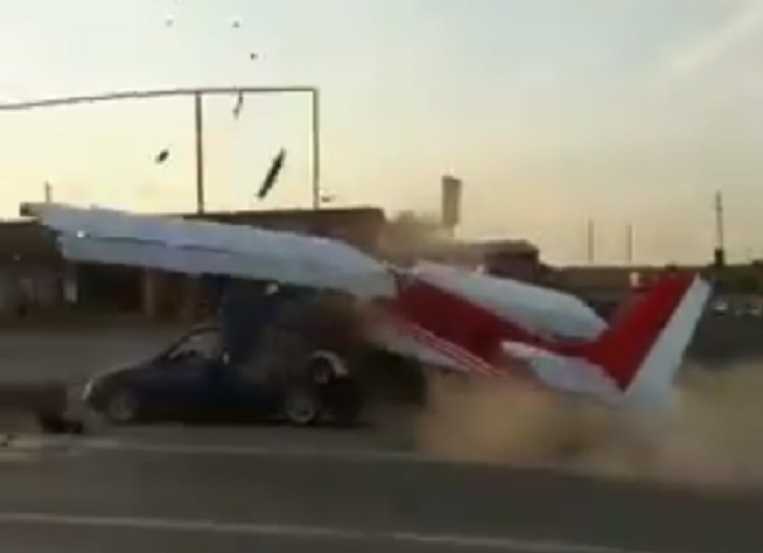 Протаранивший легковушку самолет на трассе в Чечне вызвал шок у жителей Ставрополья