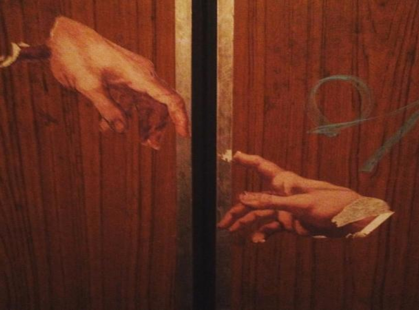 В предмет искусства народные умельцы превратили двери лифта в Ставрополе