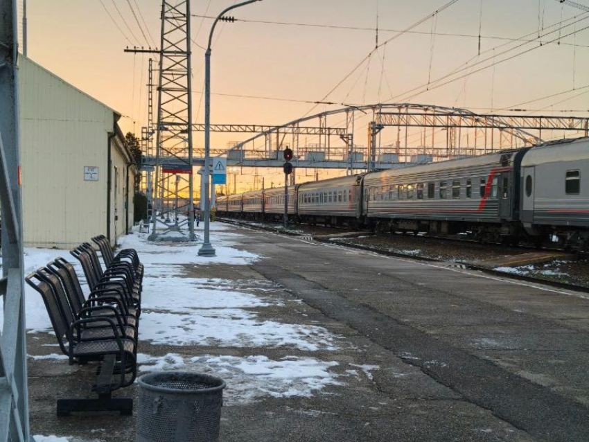 Поезд Кисловодск — Москва задерживается из-за повреждения железной дороги