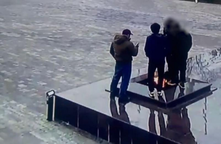 Группа парней объявлена в розыск из-за осквернения памятника «Вечный огонь» в Невинномысске