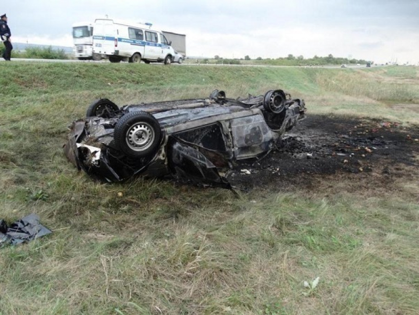 Два человека сгорели в автомобиле в районе МинВод 