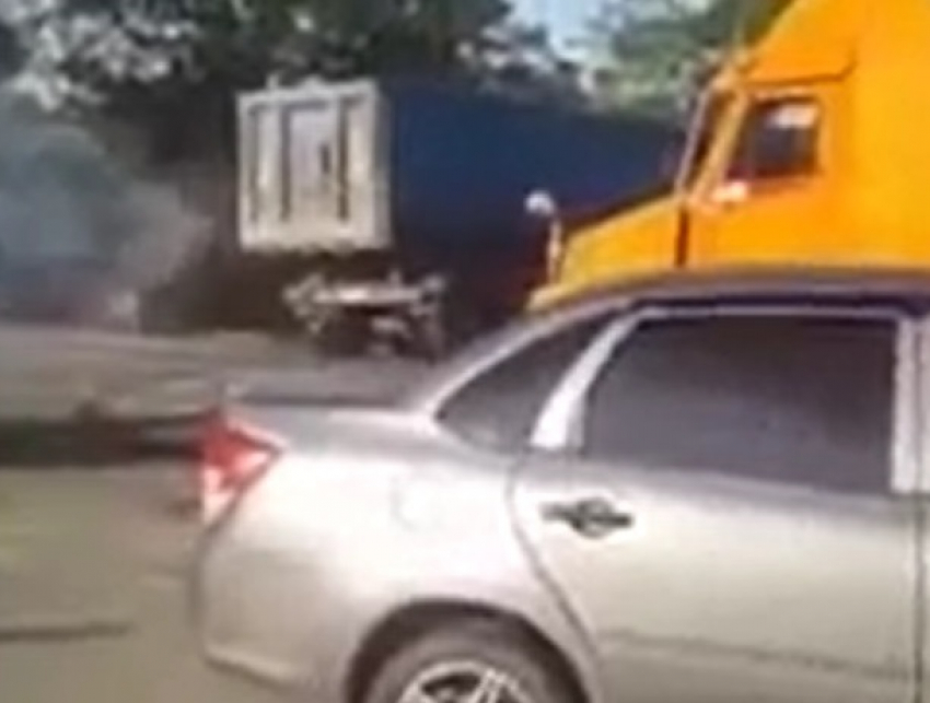 Тяжелый грузовик снес иномарку во время пожара на трассе Ставрополья и попал на видео