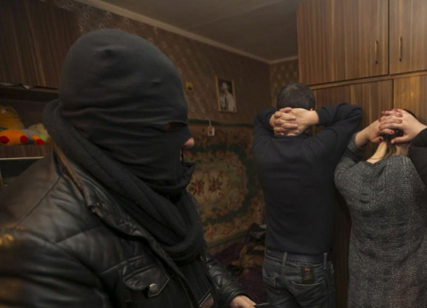 Сбывающую наркотики и отмывающую деньги банду из 19 человек задержали на Ставрополье
