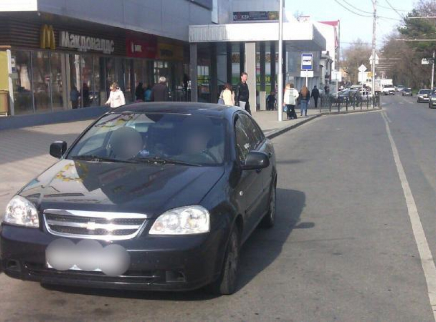 Грудного ребенка родители оставили в машине под палящим солнцем в Ставрополе
