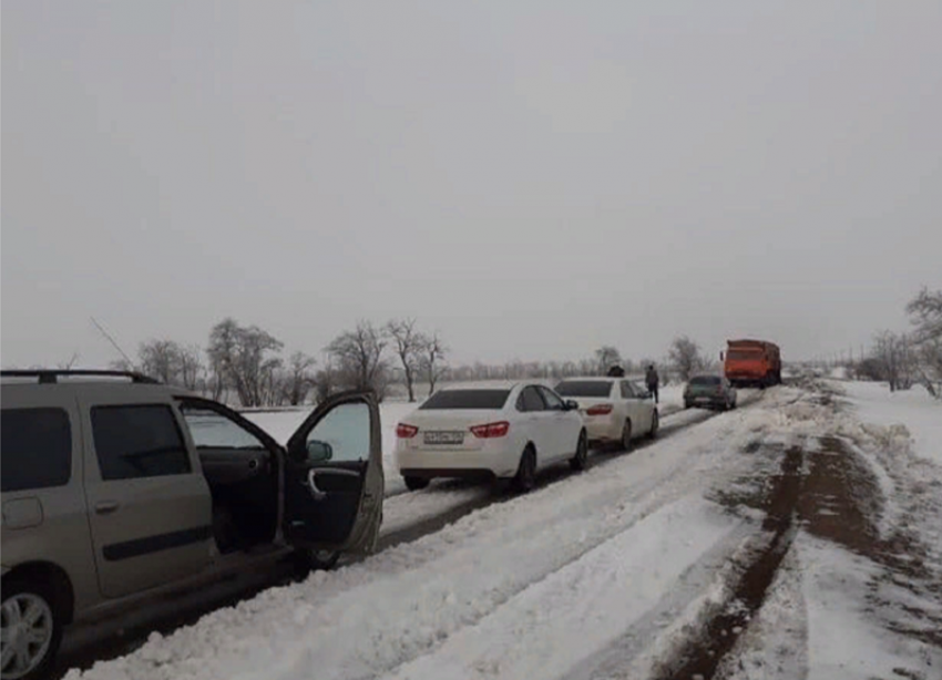 Движению на дорогах Ставрополья местами все еще препятствует снег