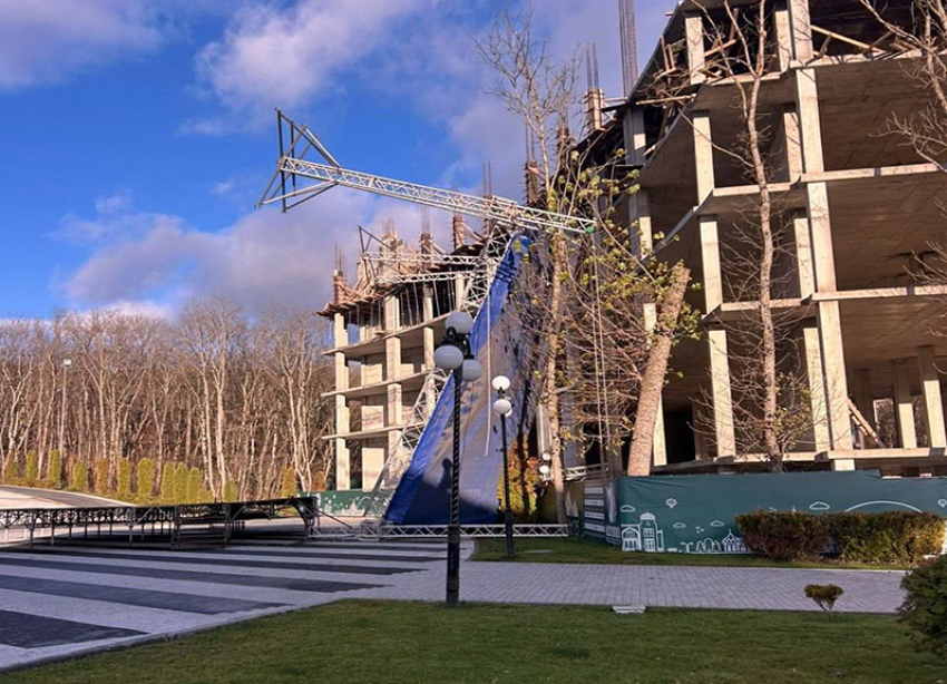 Шквалистый ветер перевернул сцену на Курортном озере в Железноводске