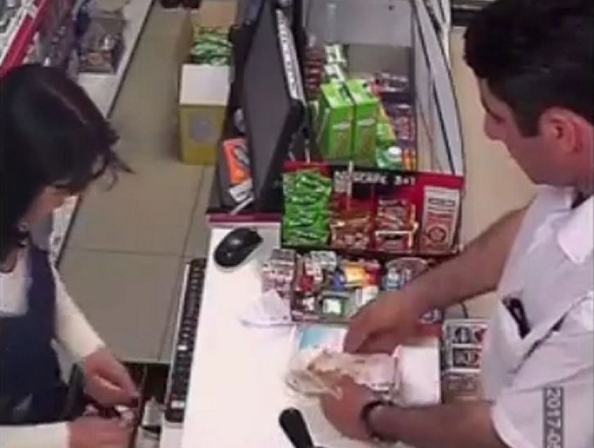 Фокус покупателя-мошенника с тысячной купюрой в Ставрополе и Ростове попал на видео