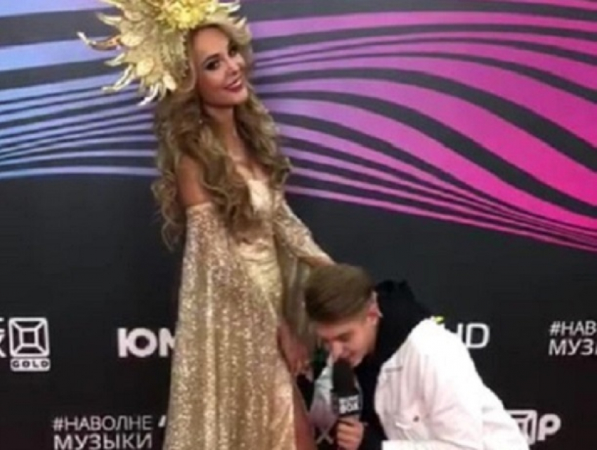 «Моя богиня»: ведущий премии Music Box встал на колени перед ставропольской моделью Анной Калашниковой 