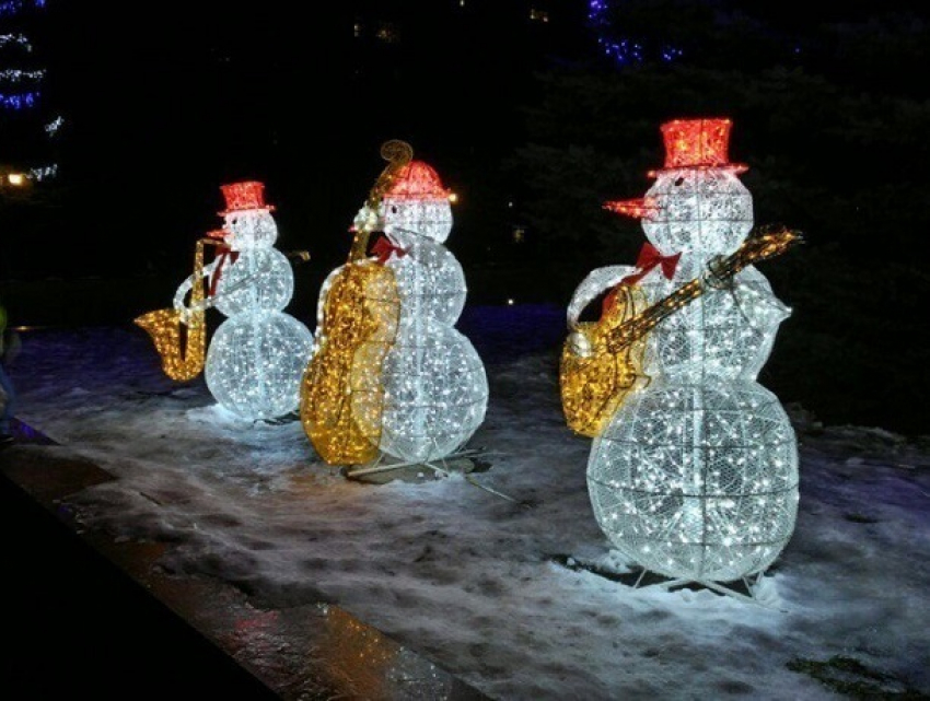 «ГИБДД-шная» елка и семья светящихся снеговиков появились на улицах Ставрополя