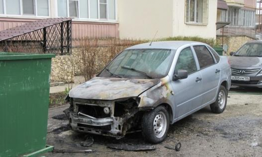 Возгорание автомобиля пенсионеров в Ставрополе попало на видео