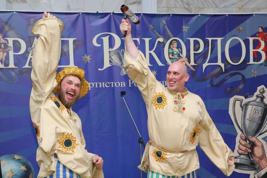 Мировой рекорд в Кисловодске: акробат согнул 10 сковородок за 37 секунд