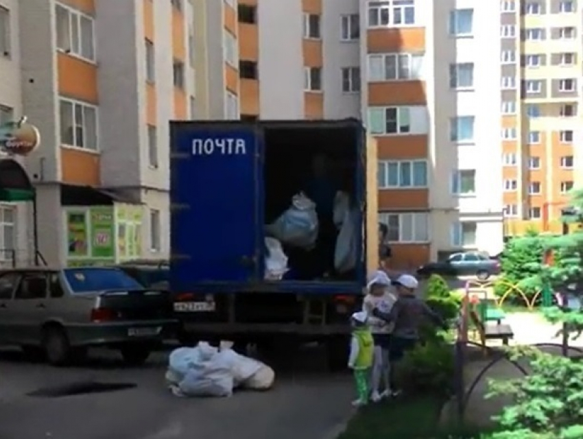 Небрежная разгрузка посылок на почте России вызвала возмущение жителей Ставрополя и попала на видео