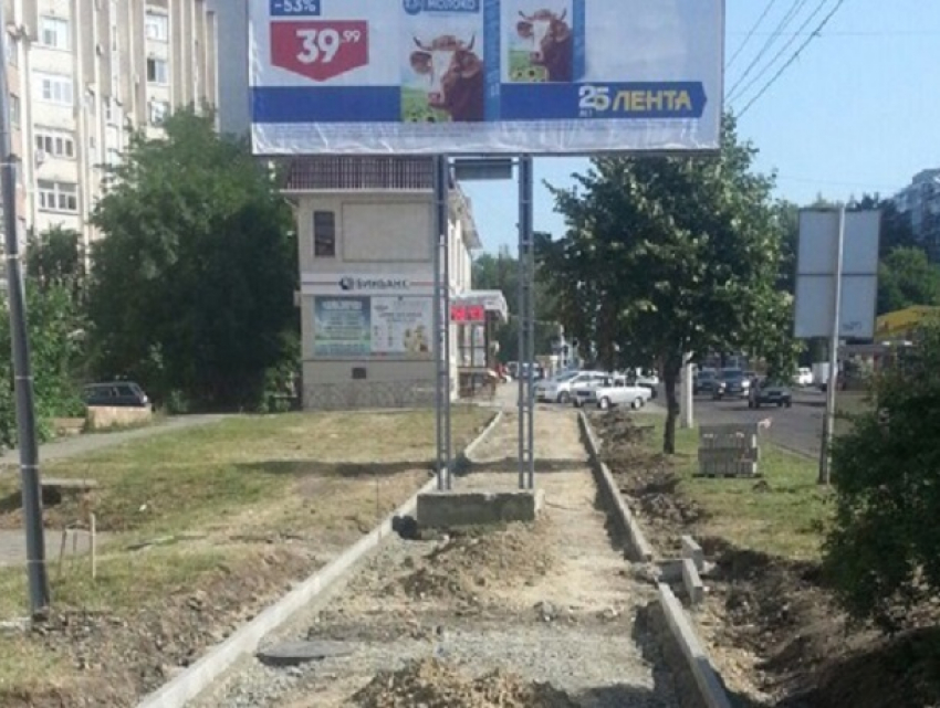 "Это Россия, детка!": ставропольцы возмутились стоящим посреди тротуара рекламным билбордом