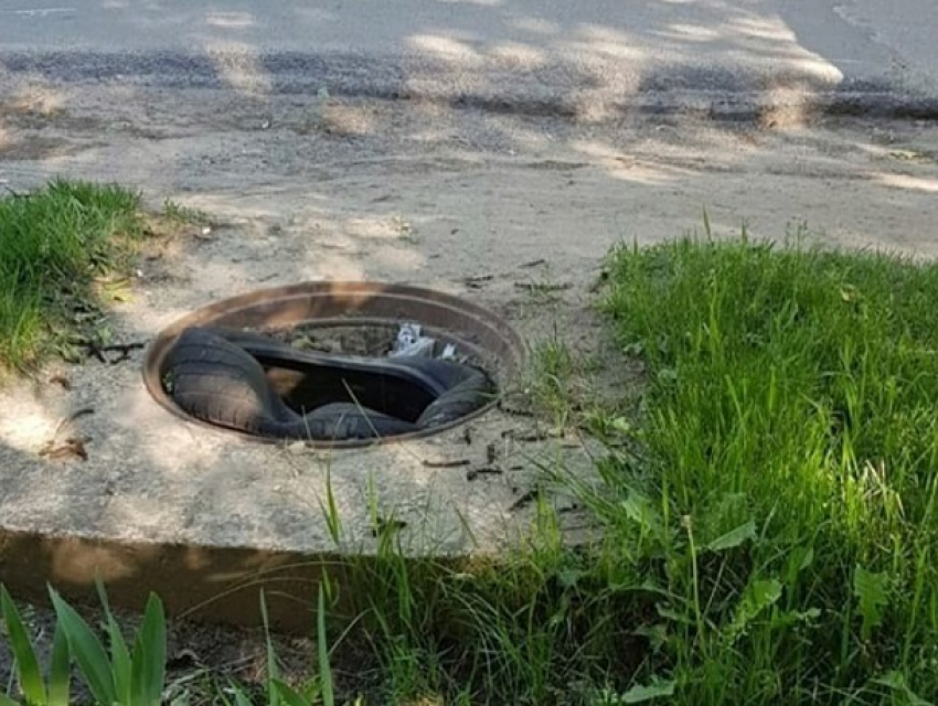 Рядом с детсадом открытый люк, мой ребенок едва не провалился, - жительница Ставрополя