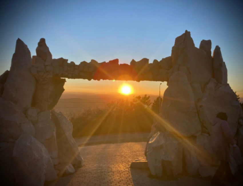 Ворота Солнца и Любви в Пятигорске: тысячи людей едут сюда за видом на Эльбрус и идеальными фото 