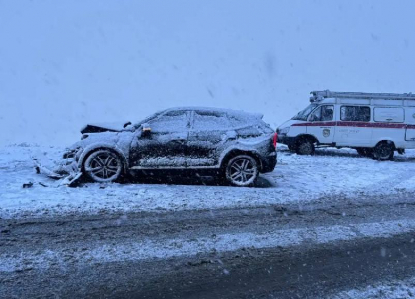 Три человека оказались в больнице после столкновения иномарок на Ставрополье 
