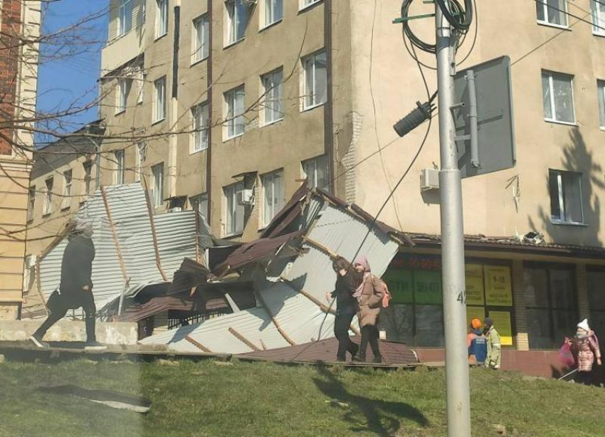 Ветер телега. Пятиэтажки. Сильный ветер в Ставрополе. Крыша пятиэтажки. Ветер в Ставропольском крае.