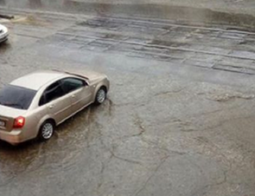 Потоп после кратковременного дождя возмутил жительницу Пятигорска