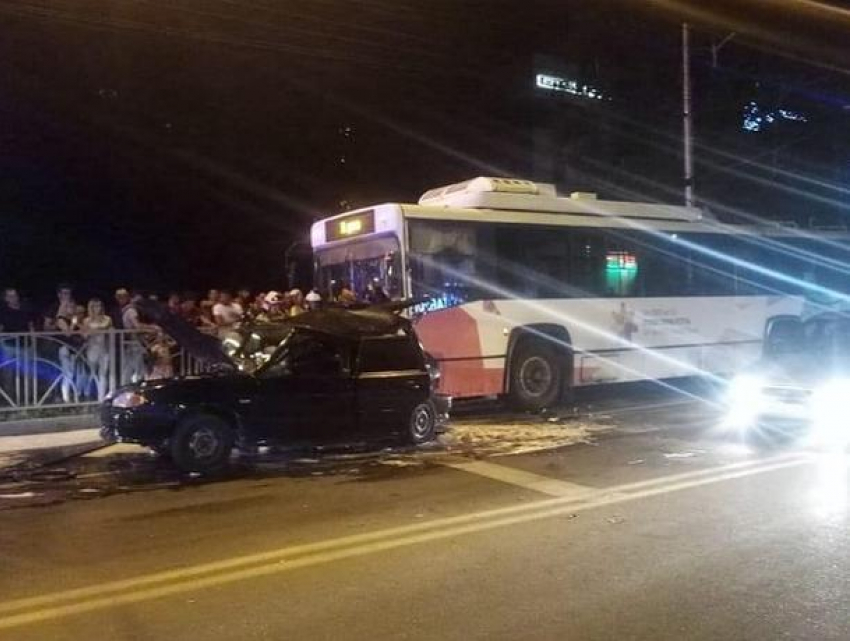 Машина скорой помощи и троллейбус столкнулись в Ставрополе