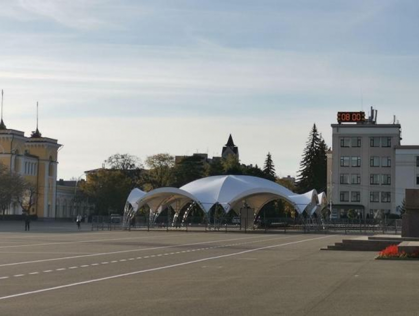 В центре Ставрополя возводят ледовый каток