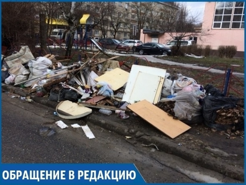 Целые «баррикады» из мусора ограждают детскую площадку от внешнего мира в Ставрополе
