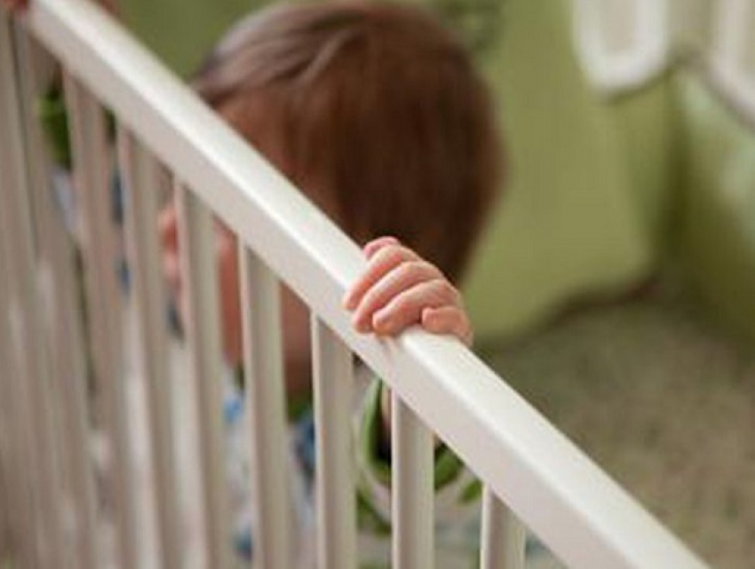 Застрявшего между стеной и кроваткой ребенка вытаскивали спасатели в Кисловодске