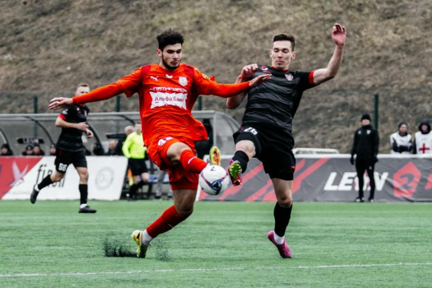 «Не смогли затолкать в сетку этот мяч»: футболисты пятигорского «Машука-КМВ» продлили мирную серию