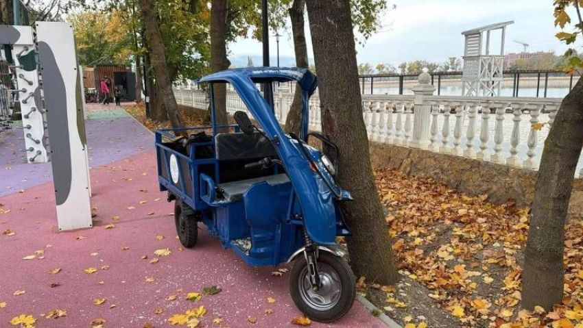 Электротележку угнала 6-летняя девочка в Кисловодске и врезалась в дерево