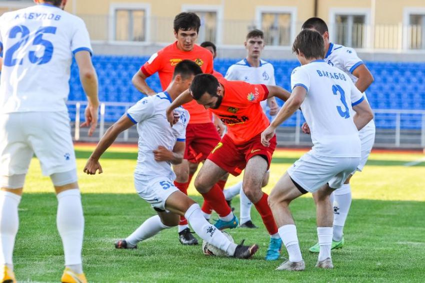 На вершине снова двоевластие: подводим итоги 10 тура футбольного первенства во второй лиге  