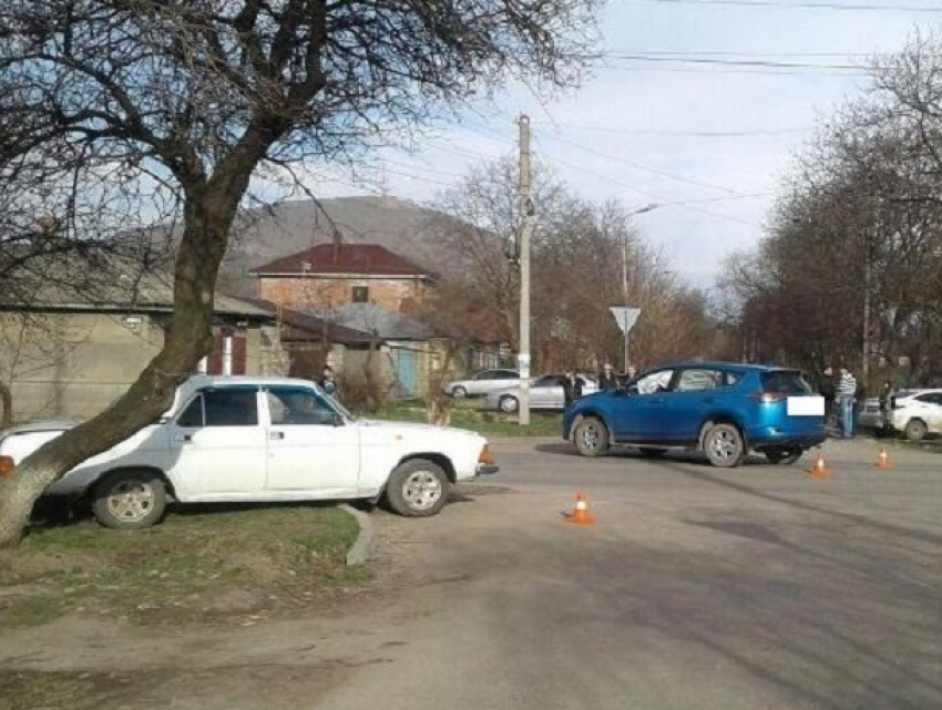 Двух женщин увезла «скорая» после ДТП с «Тойотой» и «Волгой» в Пятигорске