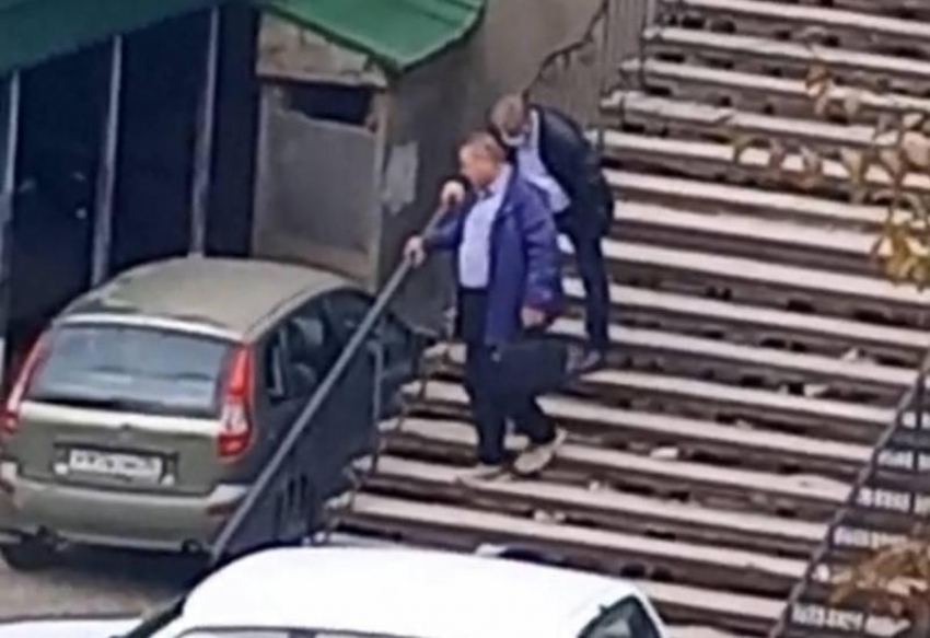 Летящей походкой? Двойника главврача Кировской Рб засняли мертвецки пьяным на ступеньках учреждения