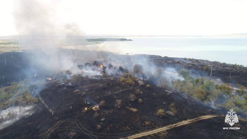 Пожар около Ставрополя охватил 70 гектаров сухой травы