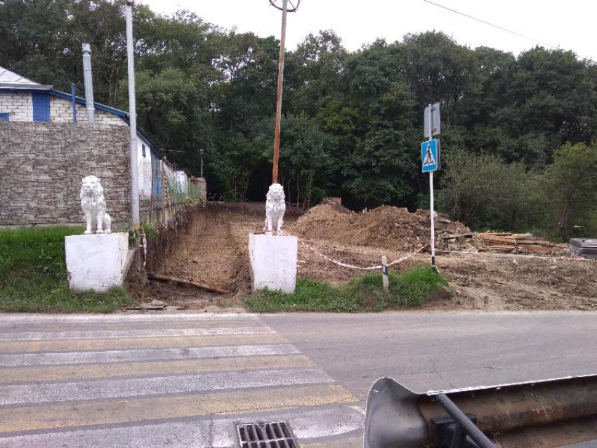 Знаменитый проход со львами к Комсомольскому пруду закрыт для ставропольцев