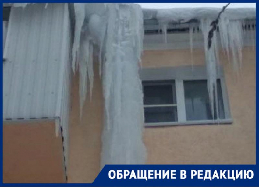 Жительница Ставрополя пожаловалась на опасную наледь на доме