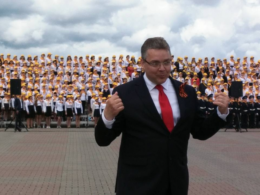 Перед выступлением хора из 1000 детей губернатор Ставрополья открыл ограду и попросил зрителей подойти ближе