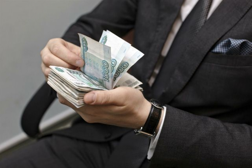 Зарплаты чиновников выросли на 1/5