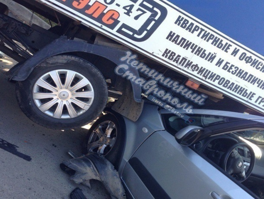 Грузовая «Газель» переехала не уступившую ей дорогу «Судзуки» в Ставрополе