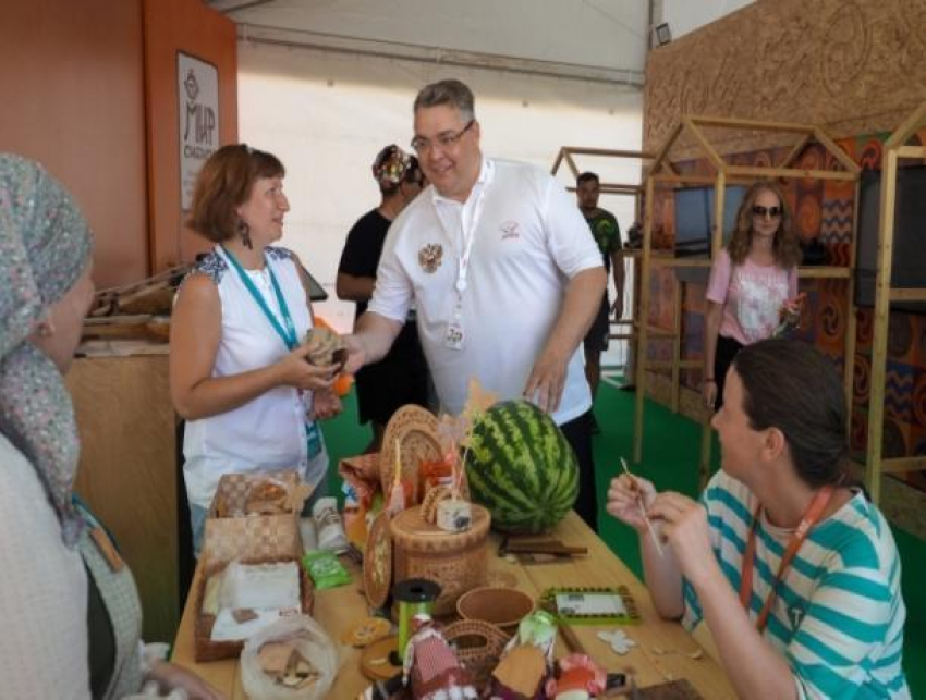 Губернатор Ставрополья лично раздает людям еду на Тавриде