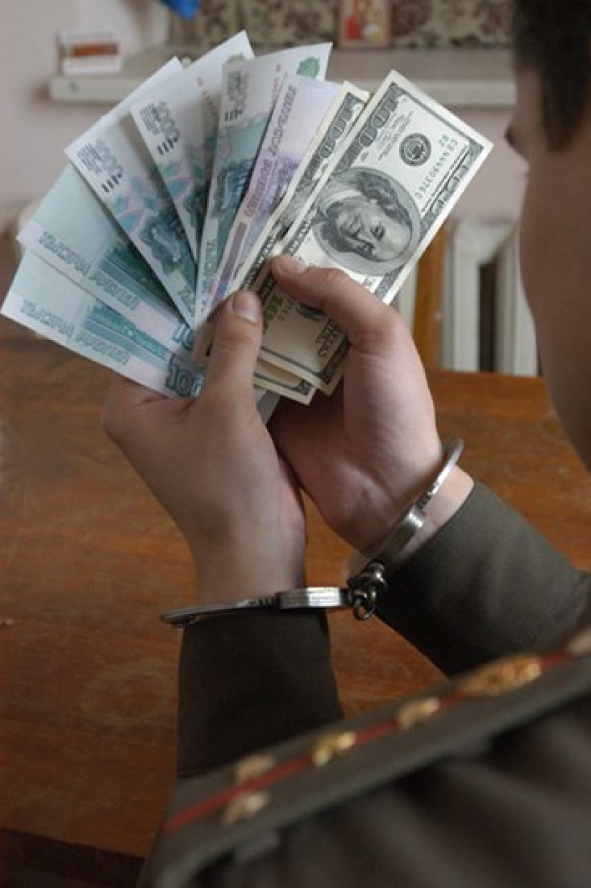 В Невинномысске сотрудник исправительной колонии попался на взятке