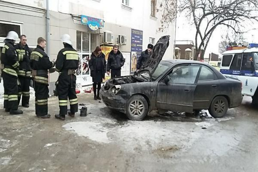 В центре Ставрополя горел припаркованный возле магазина автомобиль