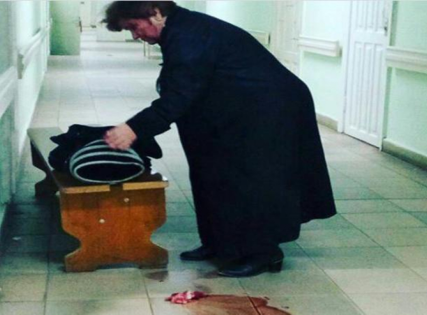 Главный врач больницы в Пятигорске ответит за документацию вытиравшей кровь с пола женщины