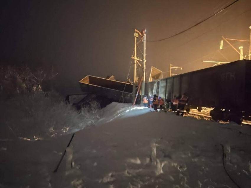 Следовавший из Кисловодска в Тынду пассажирский поезд задержался на путях из-за схода 22 вагонов с рельс