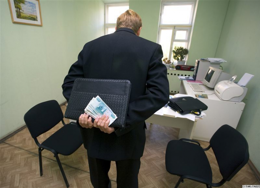 Житель Ставрополя дал взятку инспектору УФМС для фальсификации данных