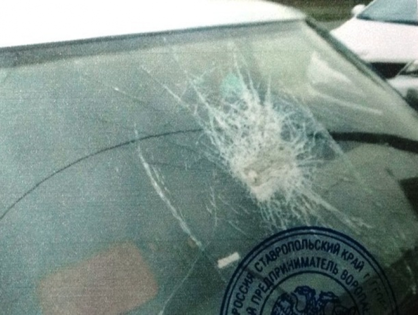Хулиган пробил стекло машины кирпичом вопреки названию своей станицы на Ставрополье