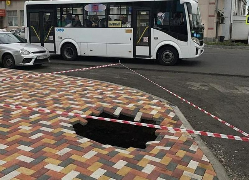 Большая яма образовалась из-за обвалившейся плитки на проспекте Юности в Ставрополе 