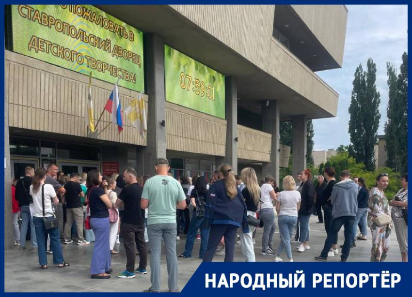  «Люди ночевали возле здания»: жители Ставрополя пожаловались на огромные очереди при записи в детский лагерь
