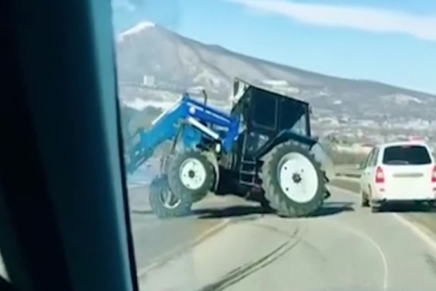 Трактор-дрифтер с отвалившимся колесом под Пятигорском попал на видео