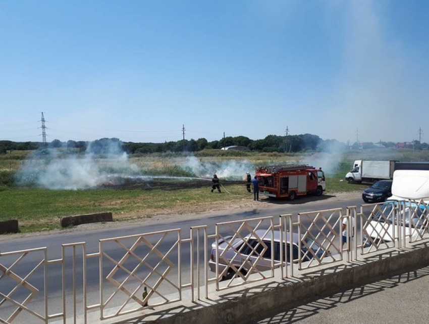 Подростки-пироманы устроили серьезный пожар рядом с двумя «Газелями» в Ставрополе