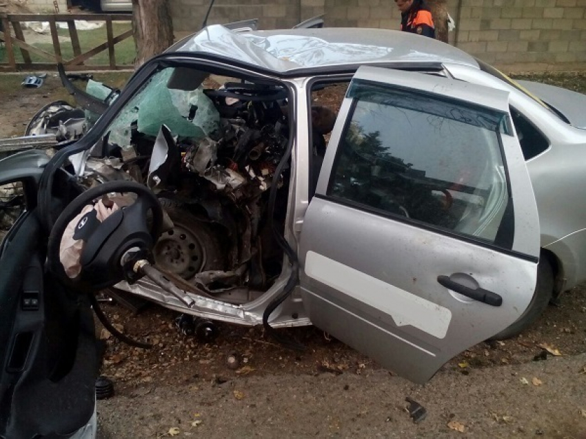 Пассажир погиб в отечественном автомобиле, слетевшем с дороги в дерево на Ставрополье
