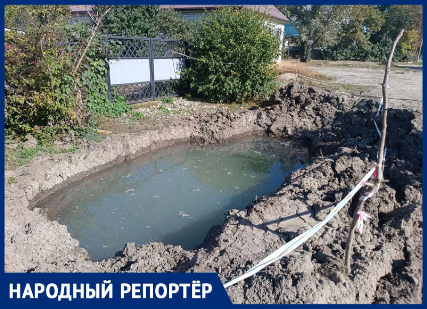 Озеро имени дорожной ямы почти 4 месяца «радует глаз» жителей села на Ставрополье